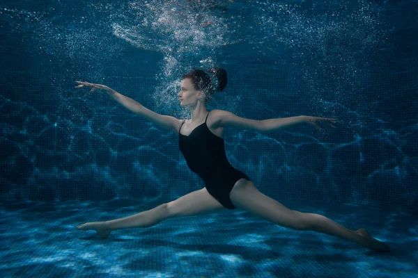 La femme danse au fond sous l'eau . — Photo