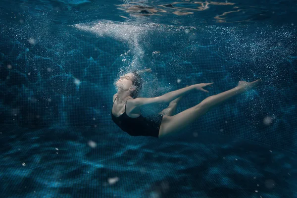 Vrouw dansen in de onderwater. — Stockfoto