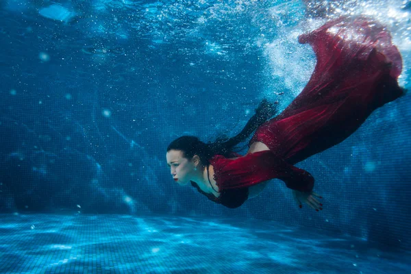 Mulher na piscina subaquática . — Fotografia de Stock