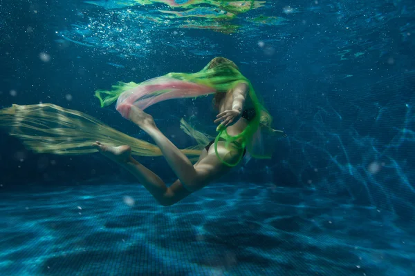 Дівчина з тканиною у воді . — стокове фото