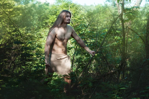 Mann lebt im Wald wie ein Wilder. — Stockfoto