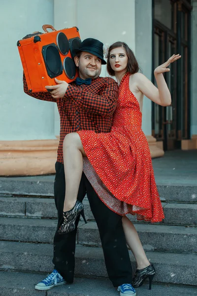 Vrouw dansen rond de mannen. — Stockfoto