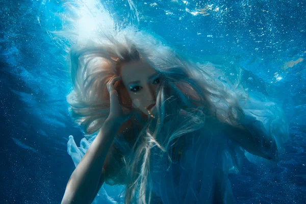 Mujer con el pelo largo y rubio bajo el agua . —  Fotos de Stock