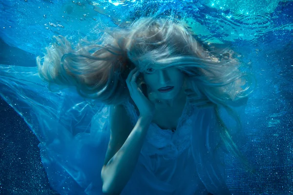 Fairy woman under water in a white dress. — Stock Photo, Image