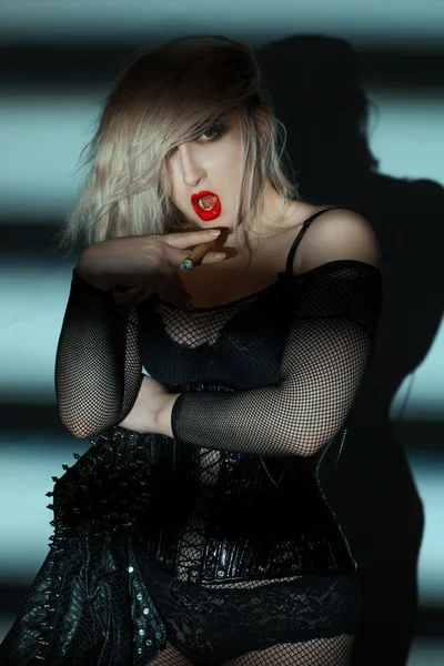 Kaba kadın şişman bir puro Sigara.