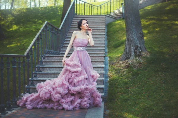 Lady wandelen in het park. — Stockfoto