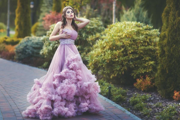 Vrouw in een mooie jurk wandelingen in het park. — Stockfoto