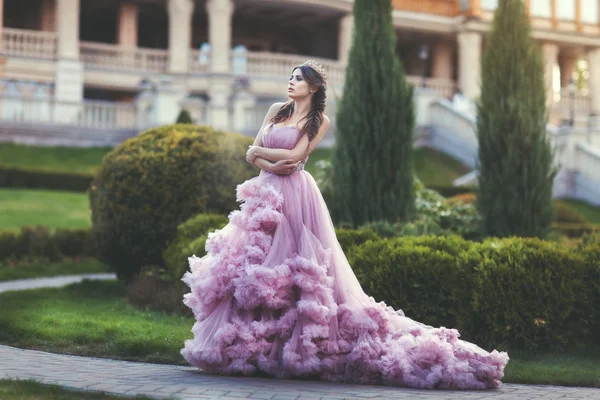 Kvinnan Queen, promenader i parken. — Stockfoto