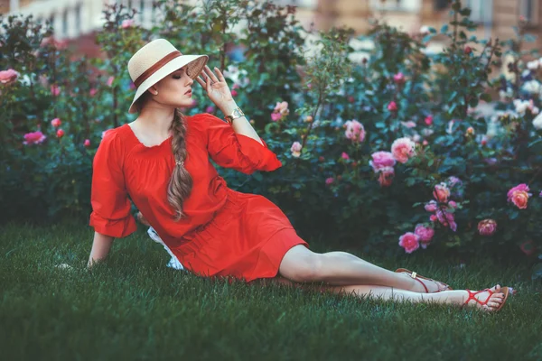 Mujer en el color de fondo . — Foto de Stock