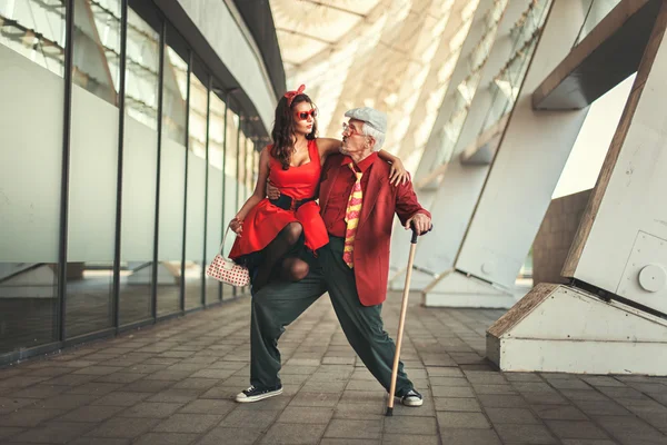 Jong meisje is dansen met de oude man. — Stockfoto