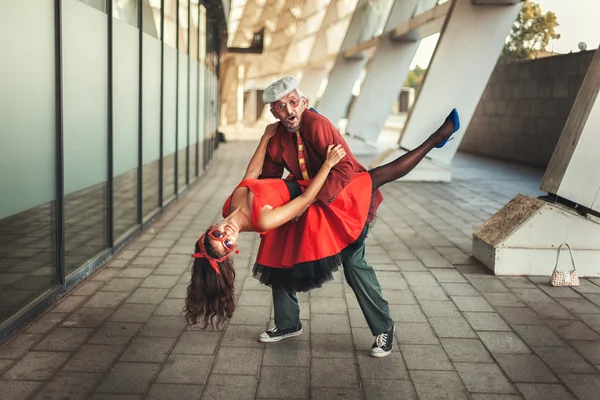 Mulher em dança saltou sobre o homem . — Fotografia de Stock