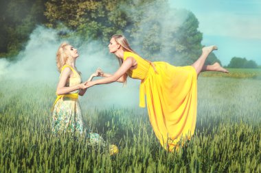 İki kadınla birbirimizin ellerini tutun.