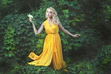 Bir çiçek tutan büyüleyici kadın.