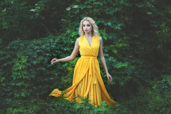 Mujer encantadora en vestido amarillo . — Foto de Stock