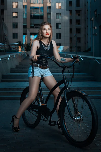 Motoqueiro menina em uma bicicleta . — Fotografia de Stock