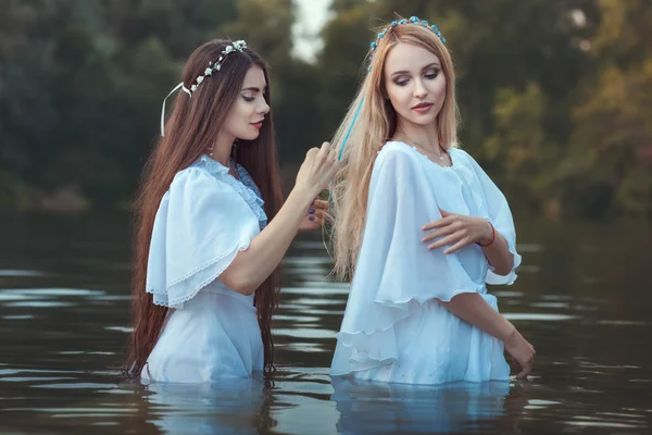 Woman doing hairstyle girlfriend. — Stock Photo, Image