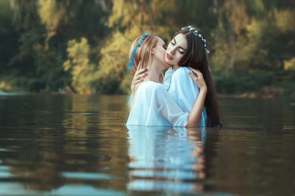 Havaskor nomalum qizlar zoravonlarni onlayn porno filmni tomosha qilishni qabul qiladi