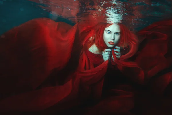 Žena plave pod vodou. — Stock fotografie