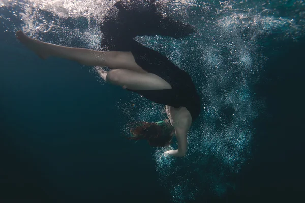 Mujer vestido bucea bajo el agua . — Foto de Stock