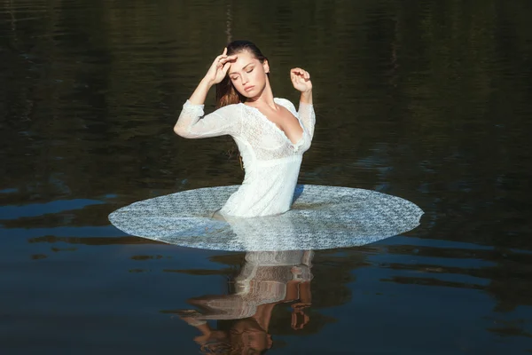 Mujer está de pie en el lago en la naturaleza . — Foto de Stock