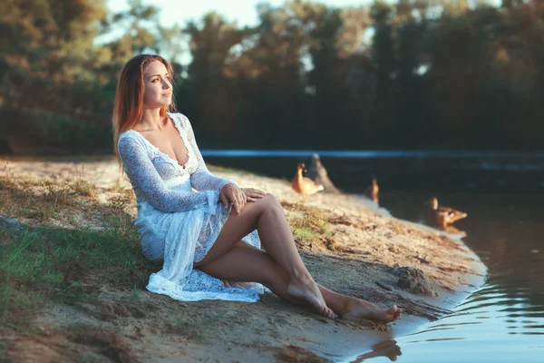 Kvinna i skogen vid sjön. — Stockfoto