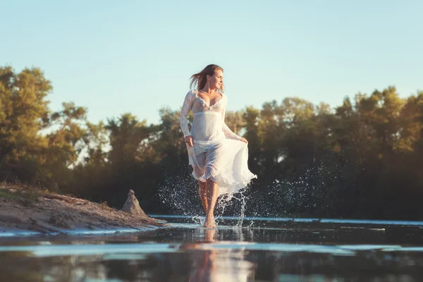 Mujer corriendo sobre el agua . —  Fotos de Stock