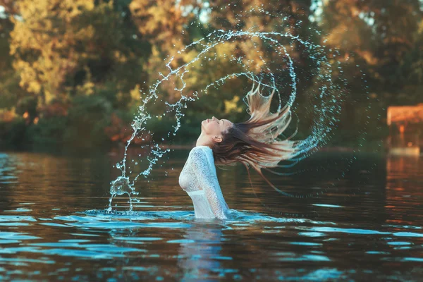 Kadın su bir sıçrama ile ortaya çıktı..