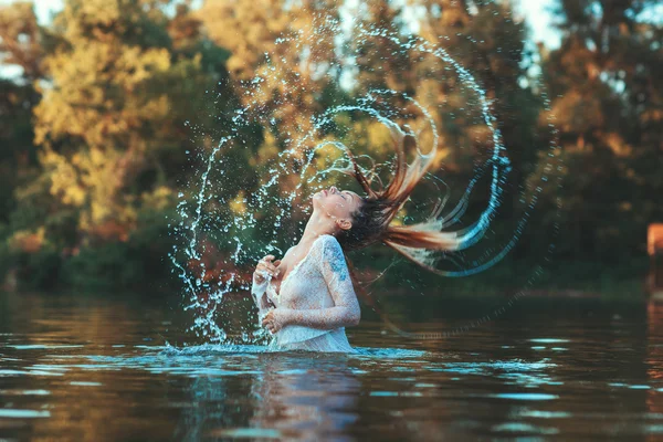 Bir kadın saçlarını su sprey yapar. — Stok fotoğraf