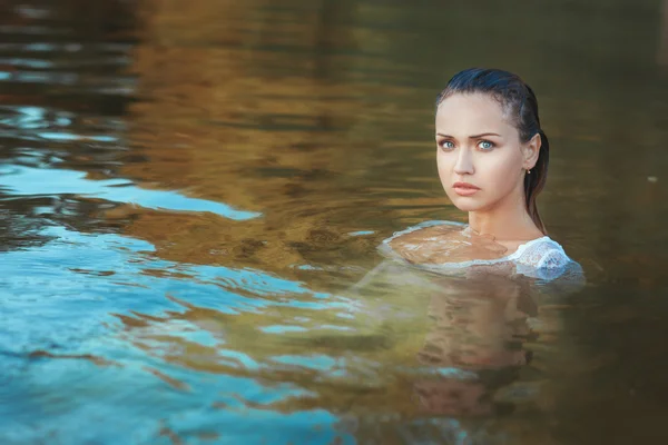 水の女性の肖像画. — ストック写真