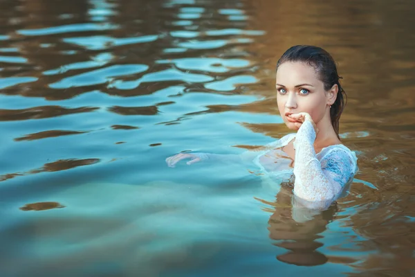 Mujer con la cara mojada . —  Fotos de Stock