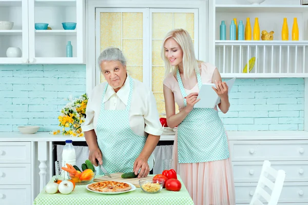 Grootmoeder leert een jong meisje. — Stockfoto