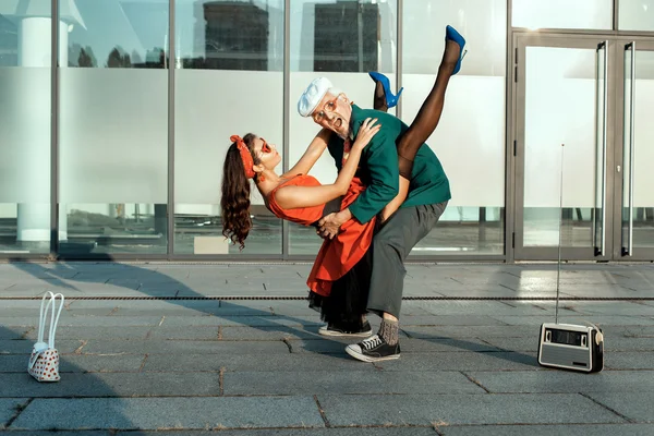 Snelle dansen van de oude man en een jong meisje. — Stockfoto