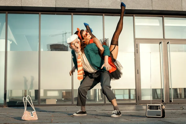 Hombre viejo y mujer joven bailando . — Foto de Stock