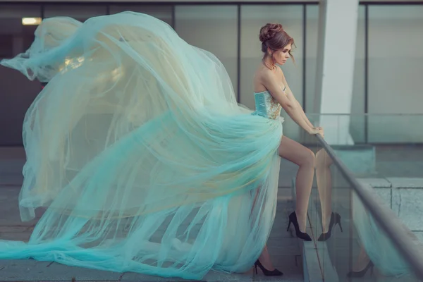 Vestido muy largo en una chica . —  Fotos de Stock