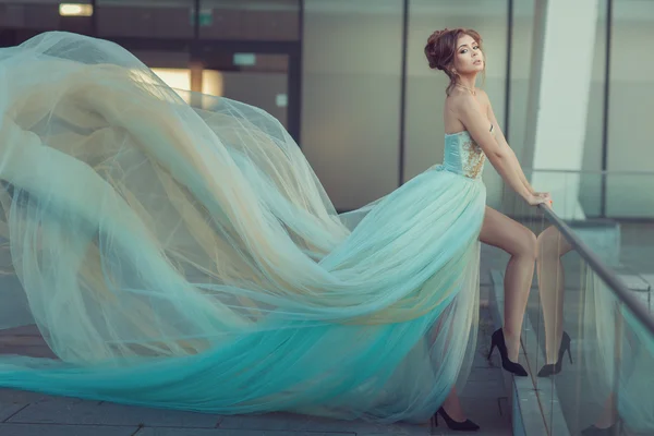 Vestido da menina se desenvolvendo no vento . — Fotografia de Stock