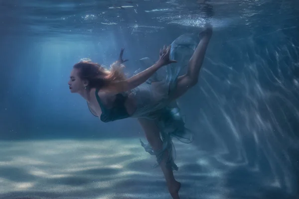 Kvinna dansar i vattnet. — Stockfoto