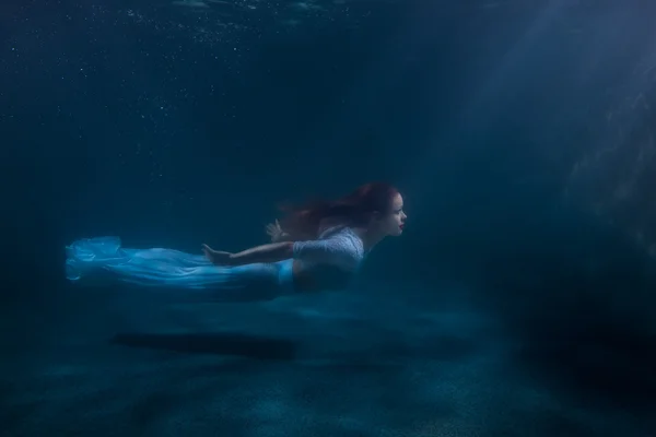 Kobieta jako syrenka pod wodą. — Zdjęcie stockowe