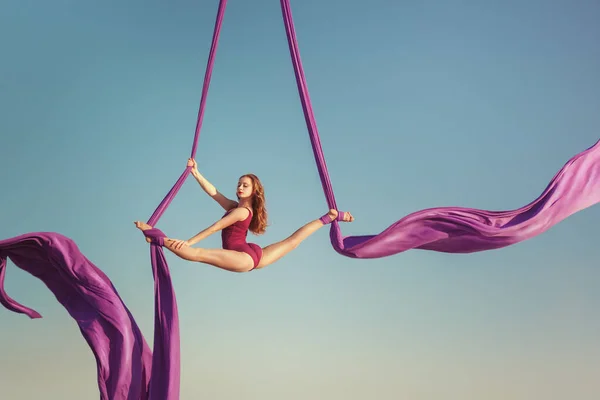 Artista Gimnasta Actúa Alto Del Cielo Ella Vuela Lienzo Mostrando —  Fotos de Stock