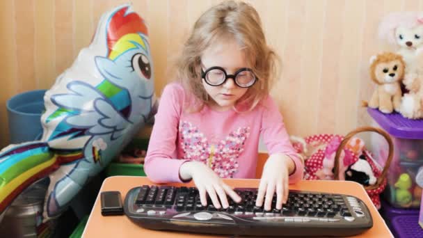 Une Petite Fille Tape Sur Clavier Puis Commence Crier Indigner — Video