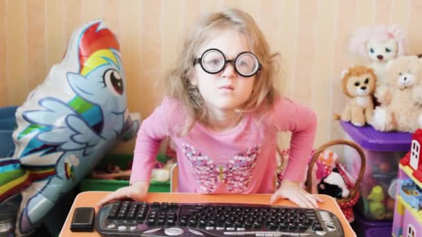 Маленькая Девочка Злится Стучит Кулаком Клавиатуре Изображает Большого Босса — стоковое видео