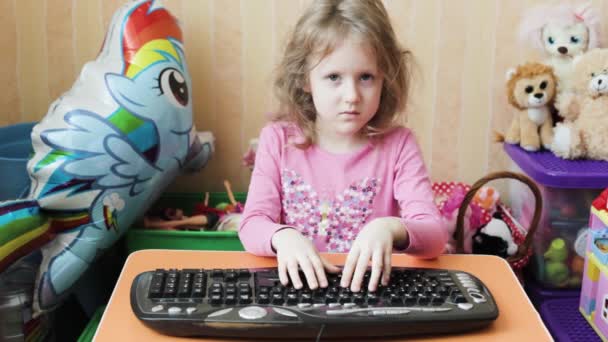 Menina Criança Digitando Teclado Computador Com Rosto Triste — Vídeo de Stock