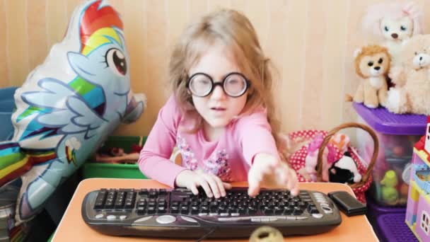 Dziewczyna Drukuje Bitcoiny Komputerze — Wideo stockowe