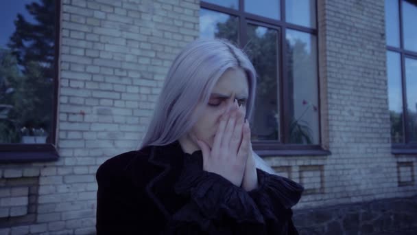 Жінка Вампіра Плаче Страждає Великі Ікла Страшні — стокове відео