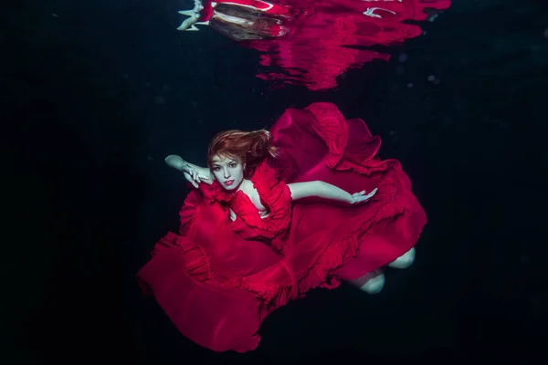 Kvinnan Röd Klänning Simmar Vattnet Hon Leviterar Fantastiskt Vatten — Stockfoto