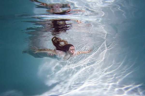 Mulher Bonita Nada Debaixo Água Piscina Seu Cabelo Cresce Debaixo — Fotografia de Stock