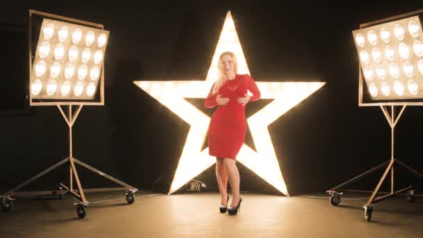Kobieta Czerwonej Sukience Pozująca Podium Ona Jest Gwiazdą — Wideo stockowe