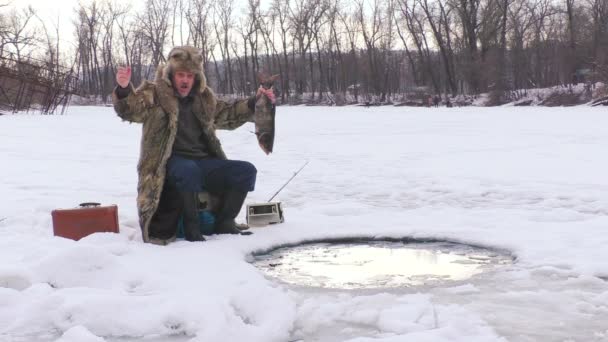 Пожилой Человек Зимней Рыбалке Радуется Поймал Рыбу — стоковое видео