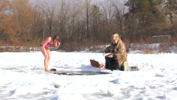 Frau Geht Ein Kaltes Eiswasser Einem Eisloch Der Nähe Ist — Stockvideo