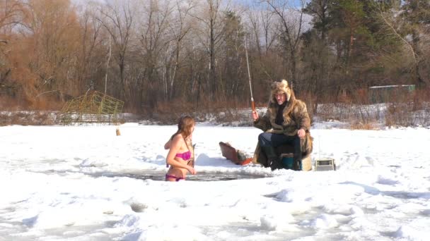 Winter Schwimmt Eine Frau Eisigen Wasser Des Flusses Der Nähe — Stockvideo