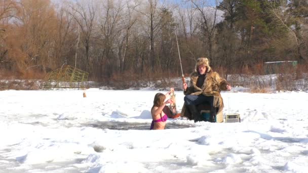 Invierno Una Mujer Nada Río Con Peces Teme Agua Fría — Vídeo de stock